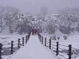 雪の白川郷 であい橋