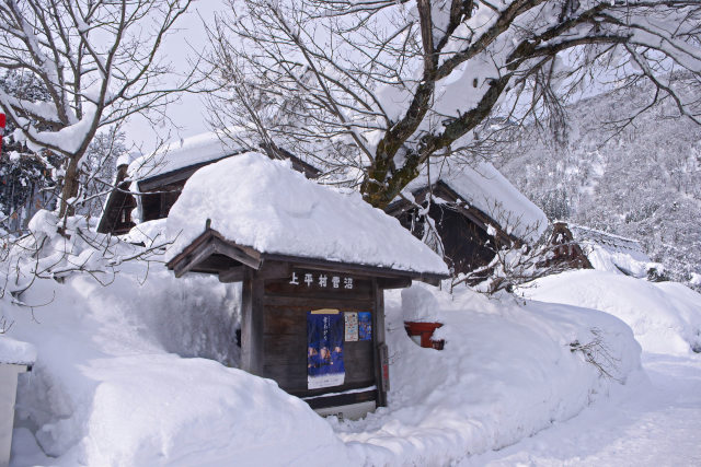 雪に埋もれた郵便ポスト
