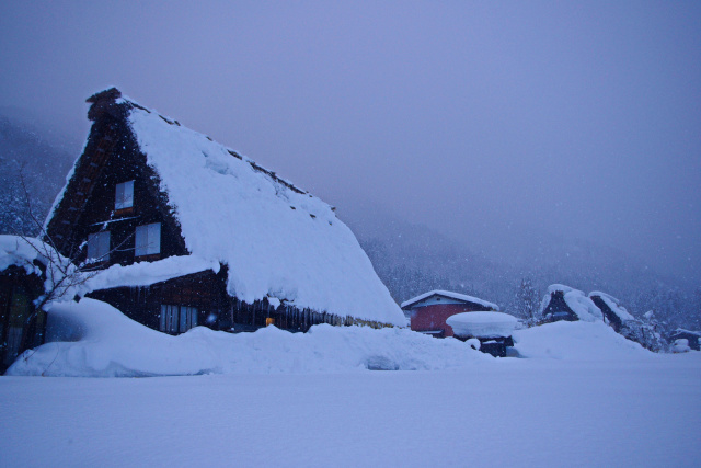 白川郷 雪の黄昏