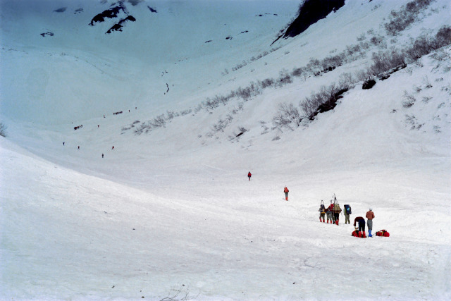 槍沢を登る登山者