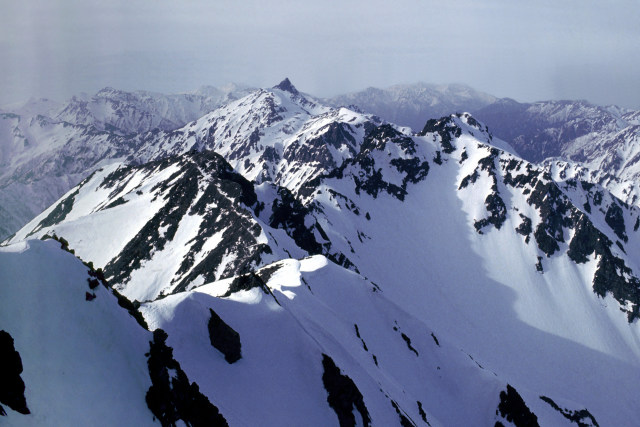 奥穂高岳から槍ヶ岳を望む