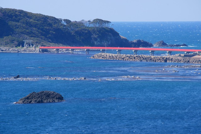 雄島に架かる赤い橋