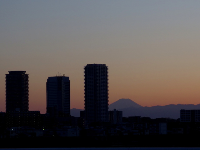 高層ビルと富士山