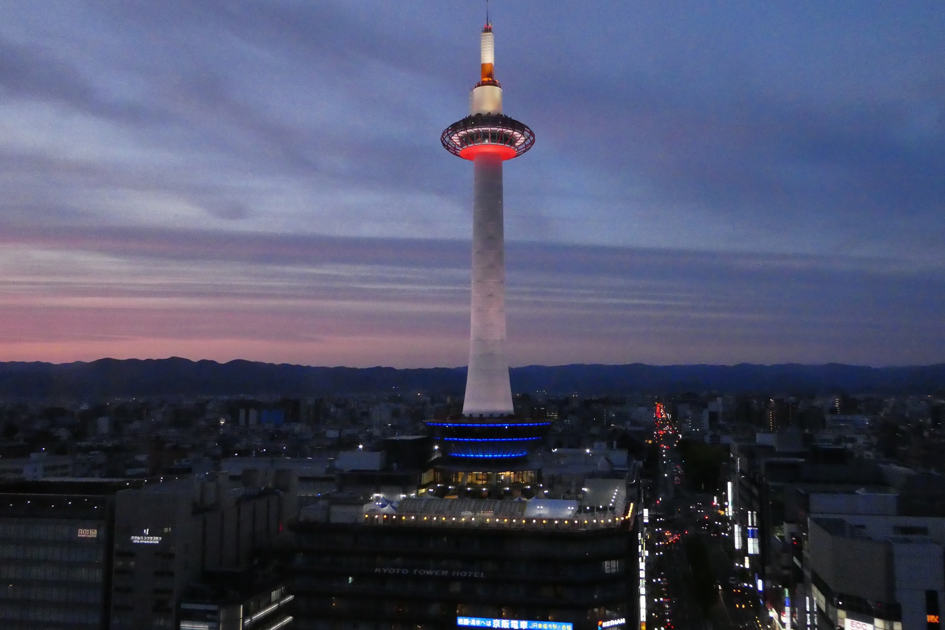 夜景 花火 イルミ 黄昏の京都タワー 壁紙19x1280 壁紙館