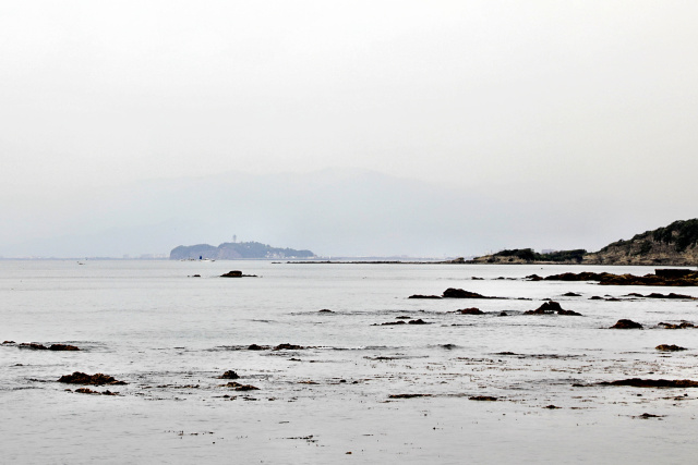 春霞の中の江ノ島眺望