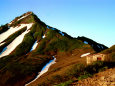 朝の利尻山山頂と避難小屋