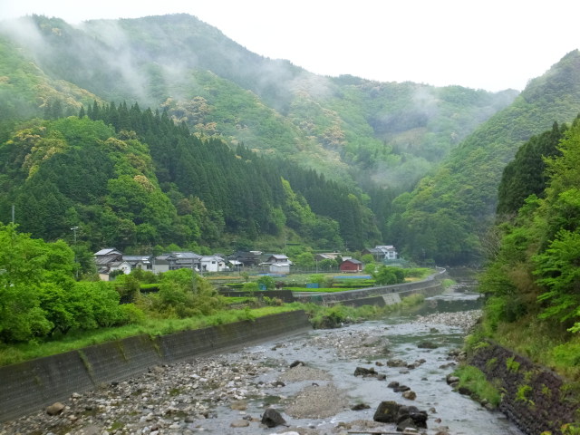 山間を流れる川