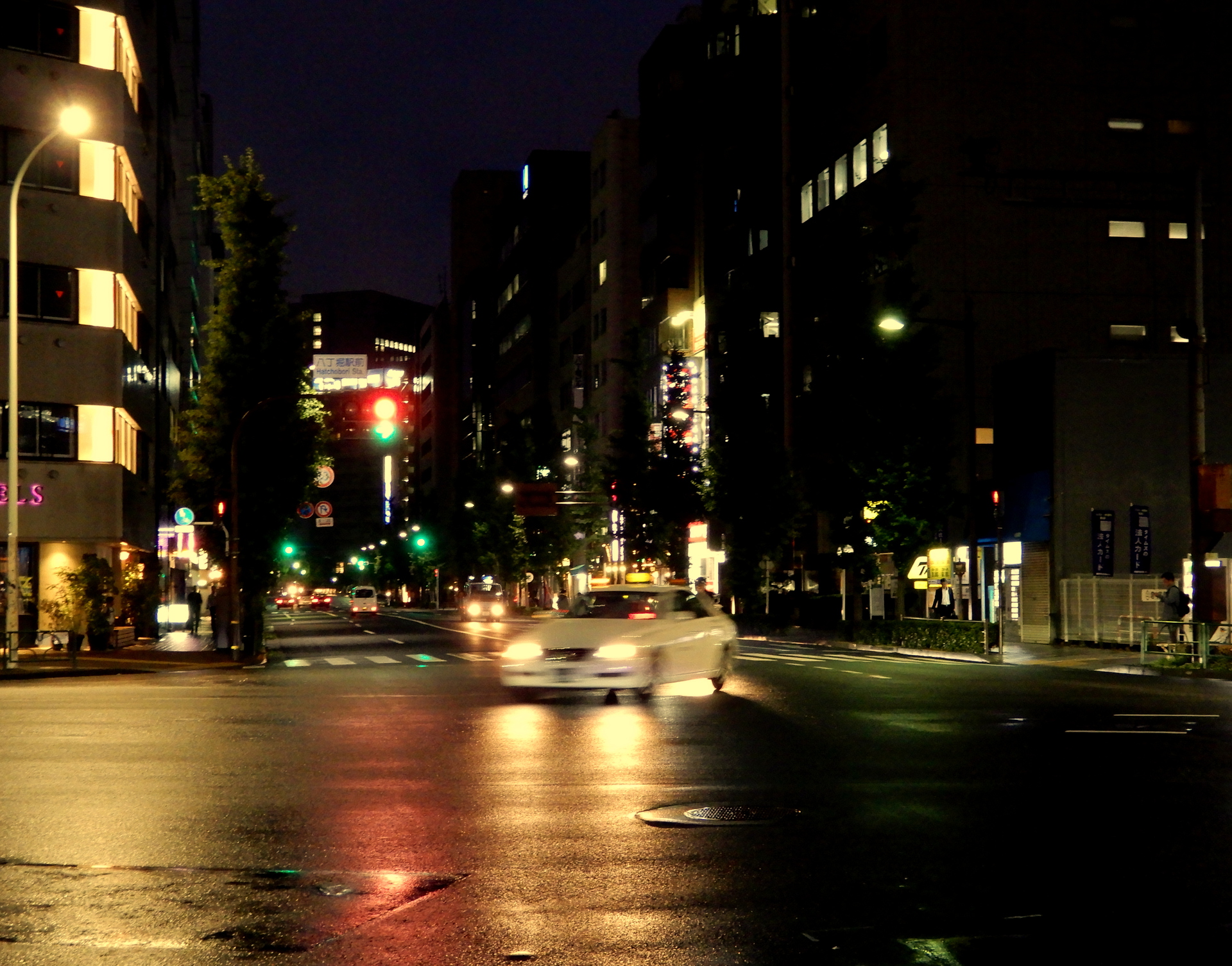 夜景 花火 イルミ 雨の八丁堀交差点 壁紙19x1506 壁紙館