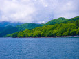 深緑の中禅寺湖