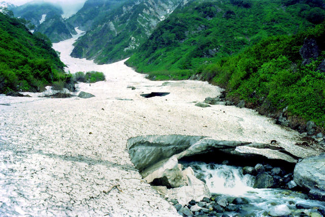 雪渓から流れ出る渓流