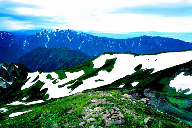 白馬岳から見る毛勝三山