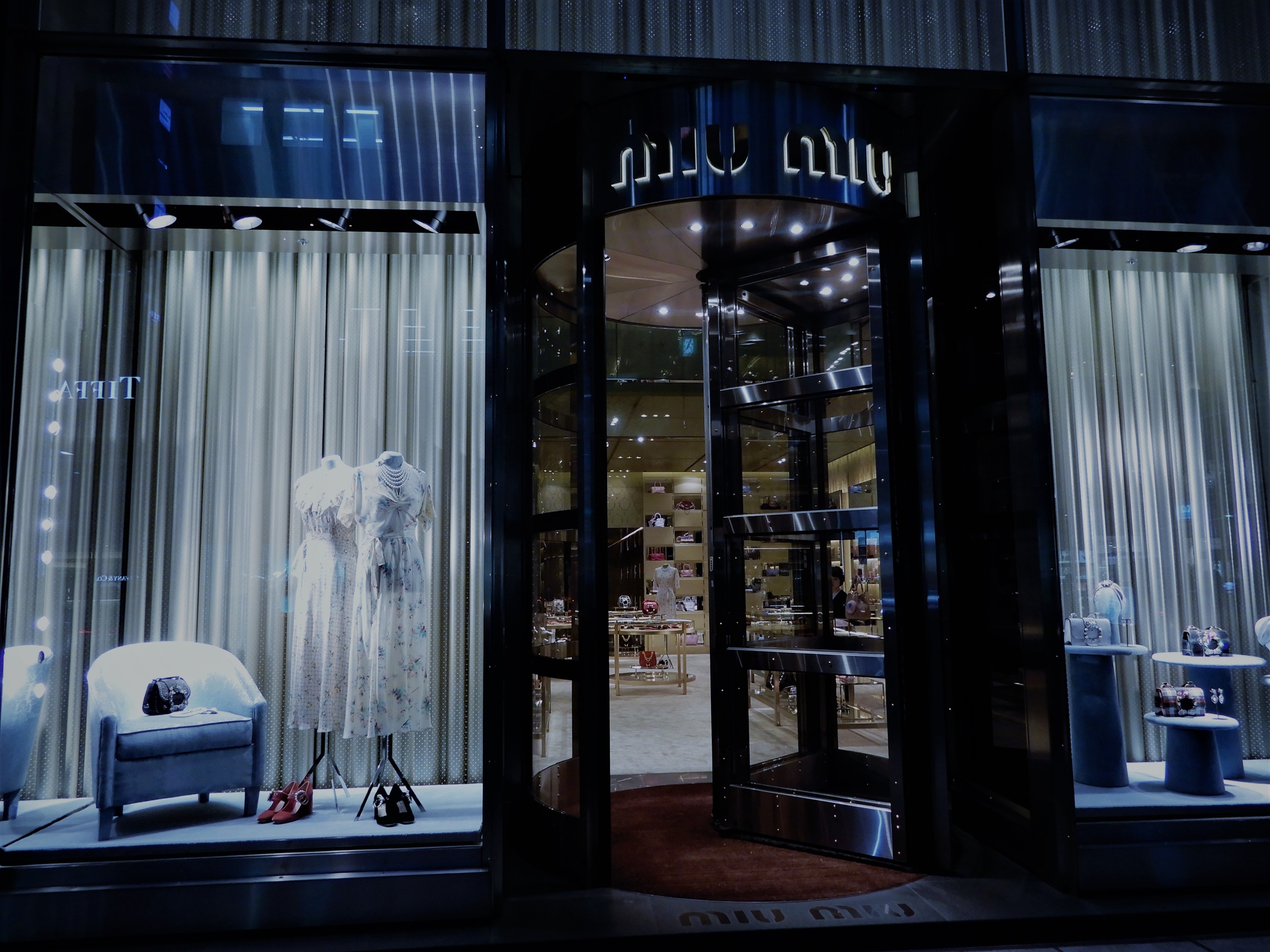 都市 街 室内 Miu Miu 壁紙19x1440 壁紙館