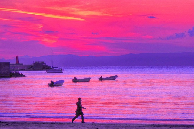 夕焼けの海岸を走る