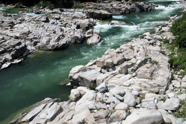 巨岩を縫って流れる木曽川