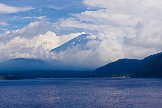本栖湖から夏の富士山