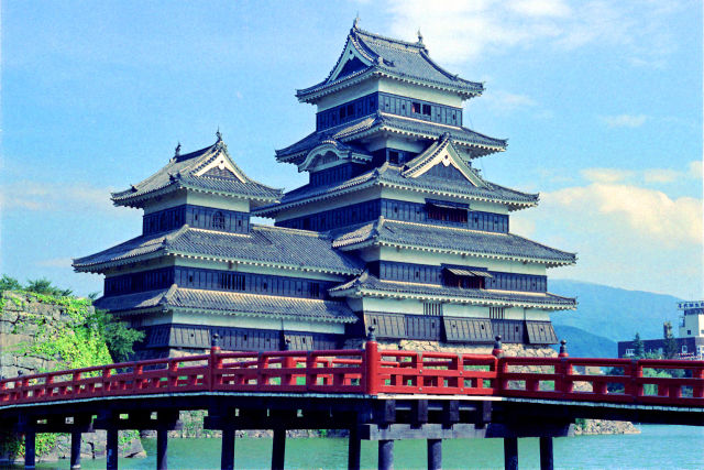 松本城、埋の橋と天守閣