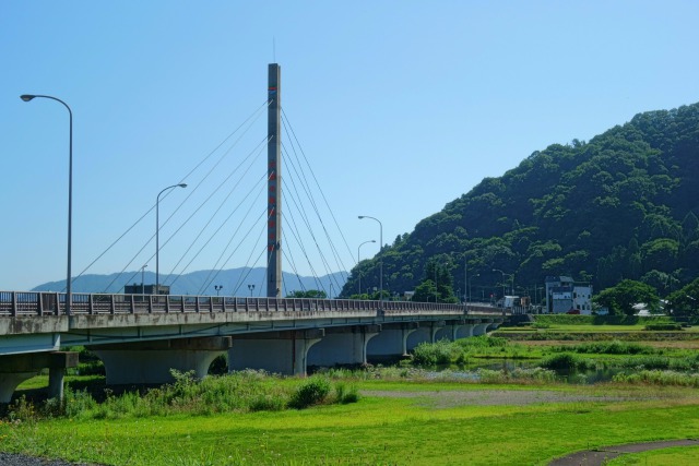 日野川に架かる万代橋