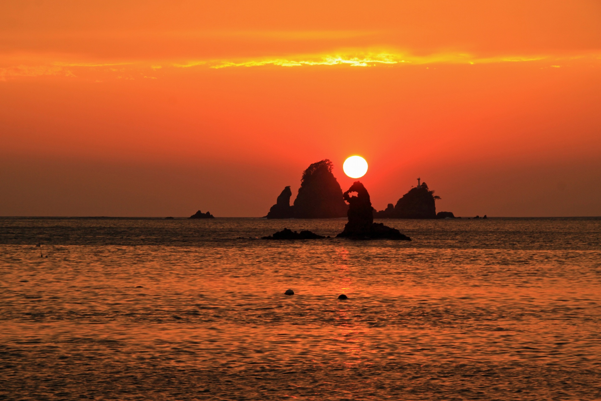 朝焼け 夕焼け ゴジラ岩に落ちる夕日 壁紙19x1280 壁紙館