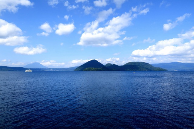 晩夏の洞爺湖(左後方は羊蹄山)