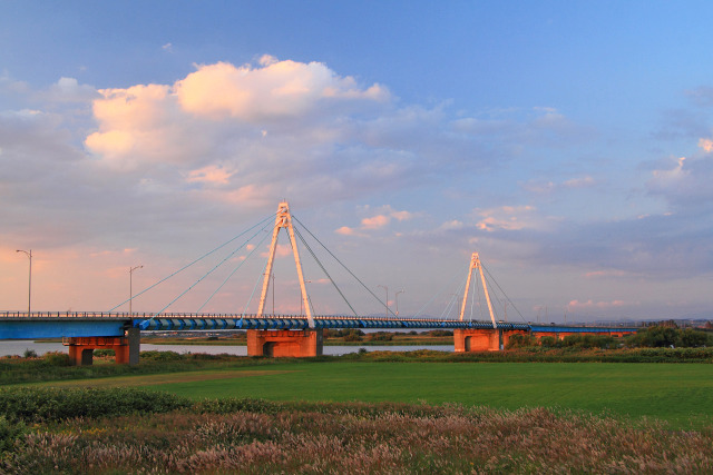 夕日に映える石狩河口橋