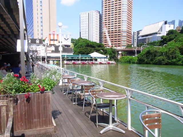 水辺のカフェ
