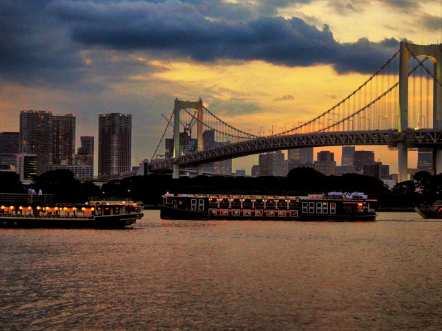 レインボーブリッジと屋形船