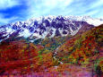 新雪の立山と山腹の紅葉