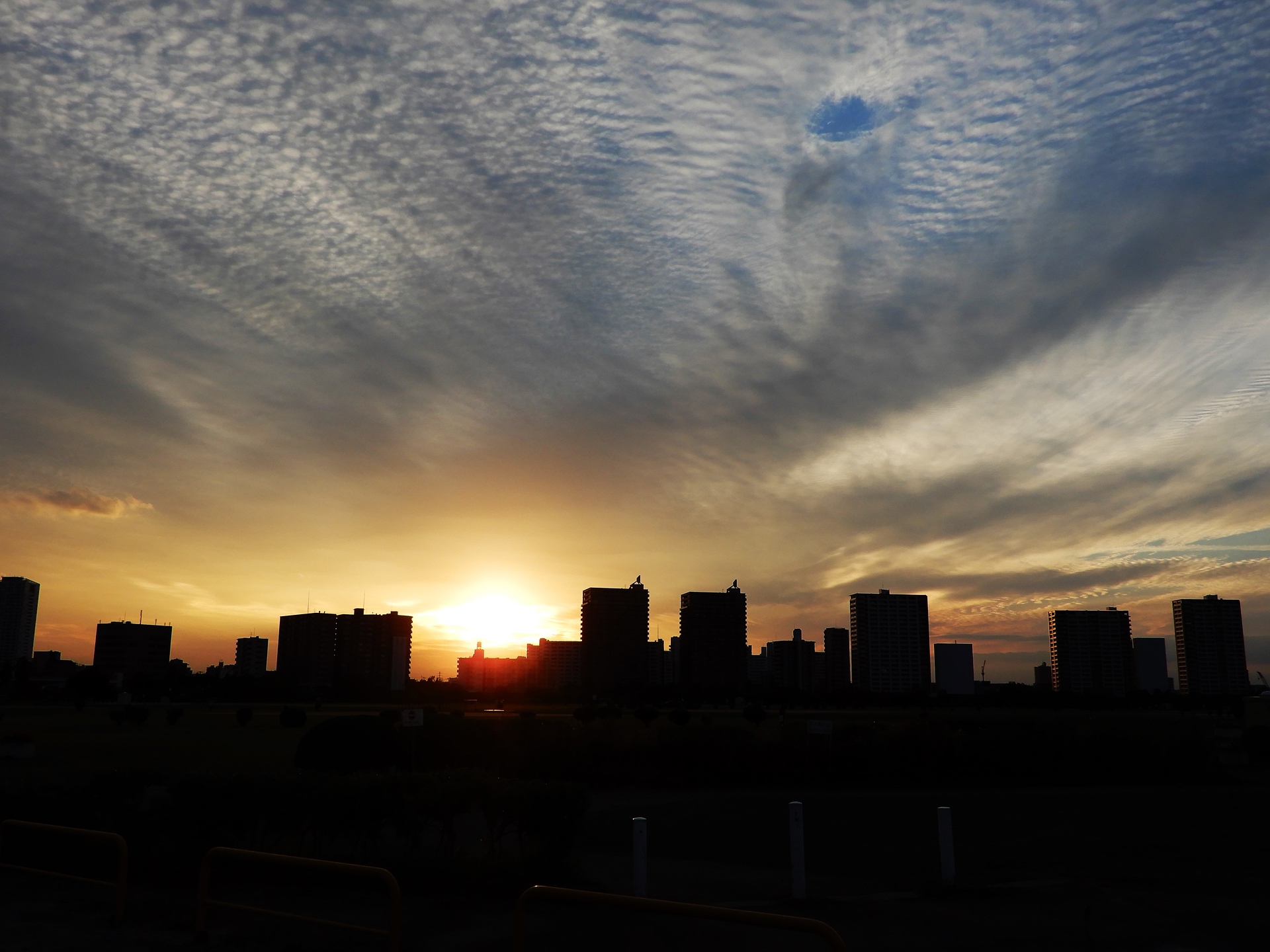 朝焼け 夕焼け 都会の秋の夕暮れ 壁紙19x1440 壁紙館