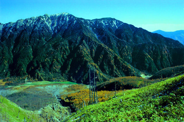 中尾峠から見下す大正池と霞沢岳