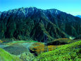 中尾峠から見下す大正池と霞沢岳