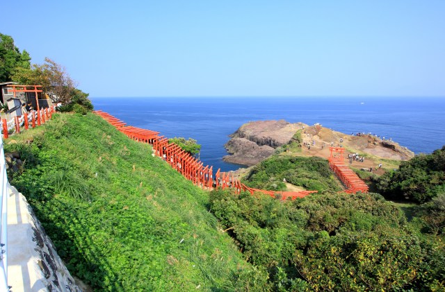 日本海と朱色ぼ鳥居