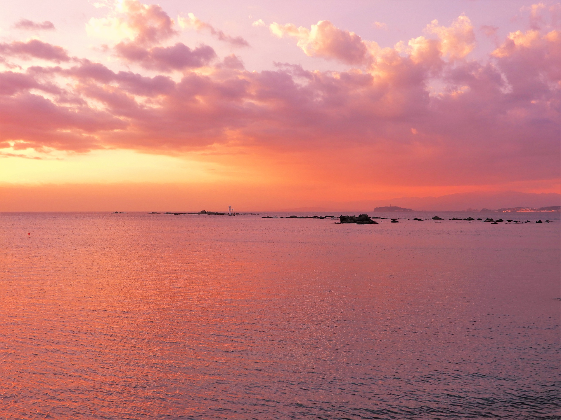 朝焼け 夕焼け 穏やかな海の夕焼け 壁紙19x1440 壁紙館