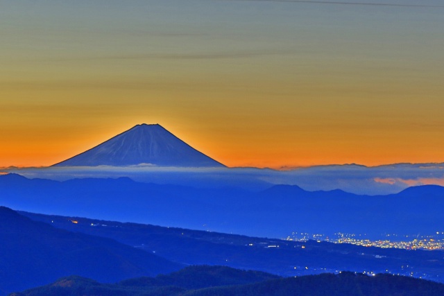 夜明けの富士山
