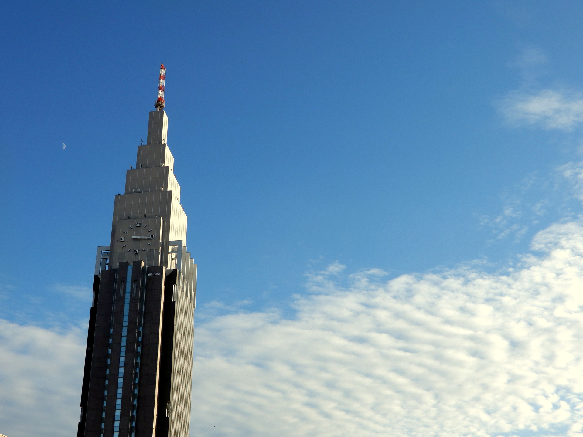 日本の風景 ドコモタワーと月と雲 壁紙19x1440 壁紙館