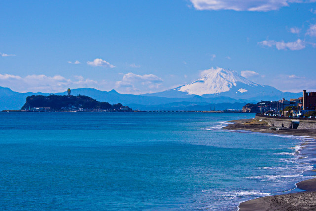 富士山と江の島が見える海