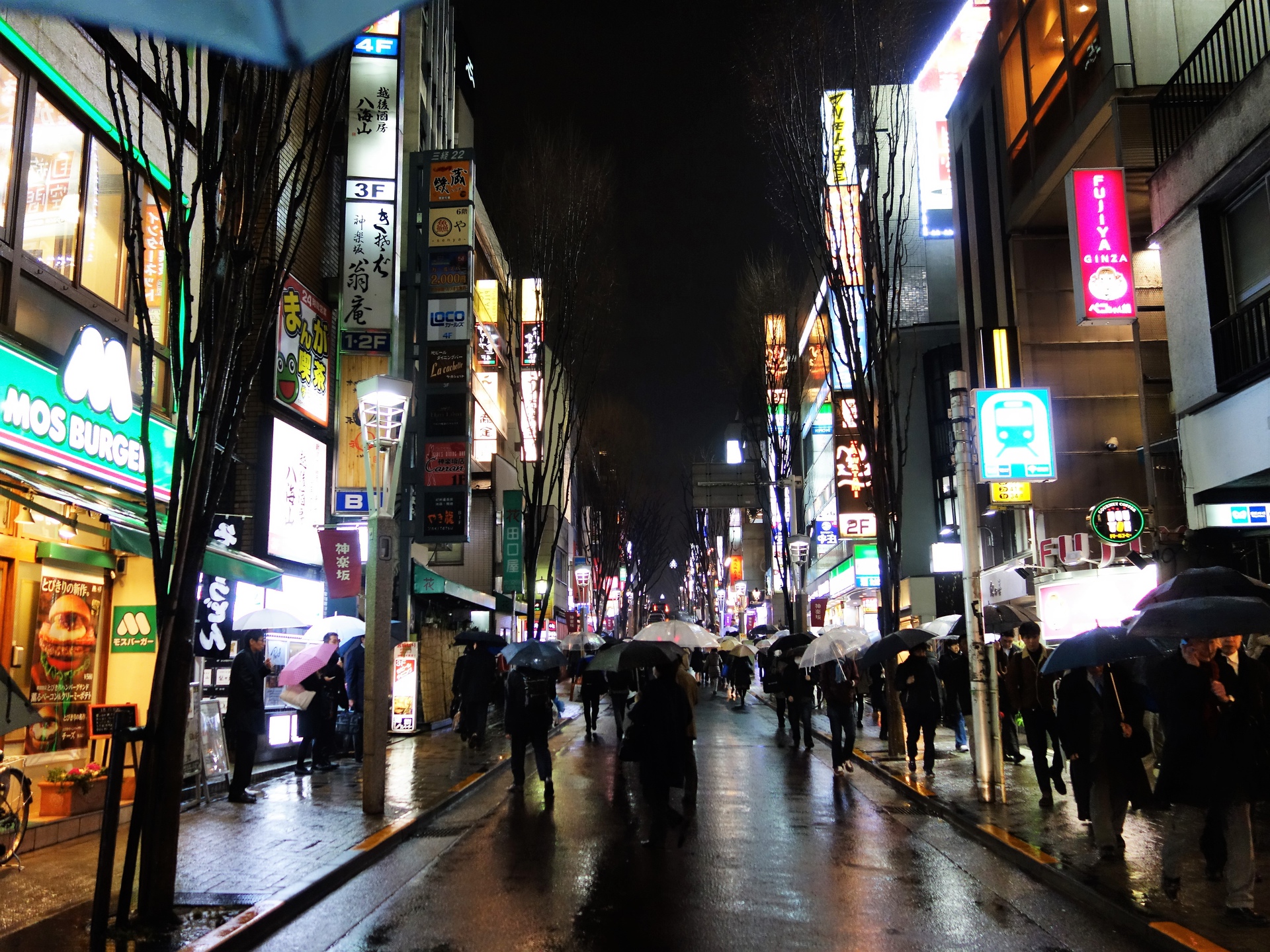 夜景 花火 イルミ 雨の神楽坂 壁紙19x1440 壁紙館