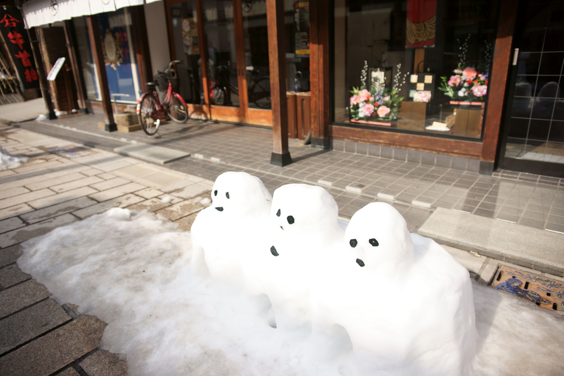 都市 街 室内 三体の雪だるま灯籠 壁紙19x1280 壁紙館