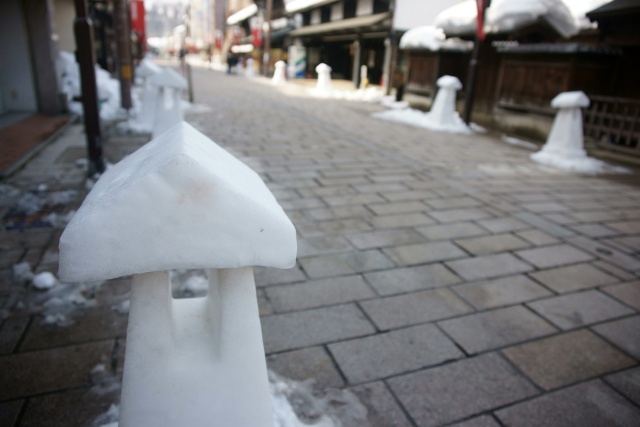 七間通りの雪灯篭