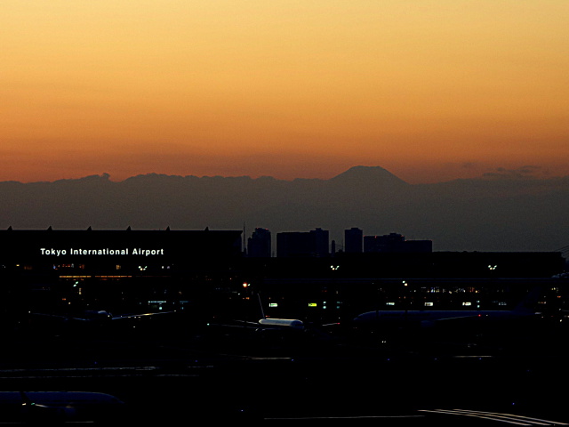 羽田国際線ターミナルと富士山