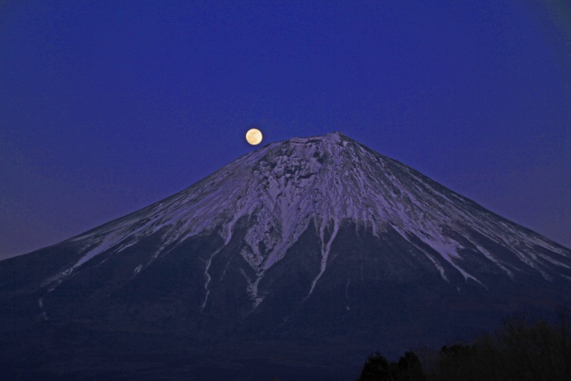 残照の富士満月添え