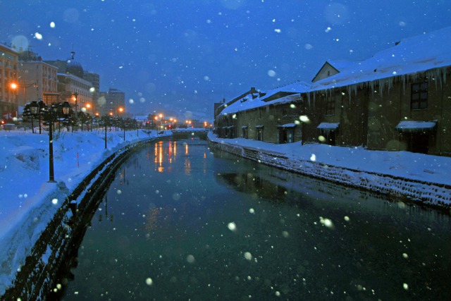雪降る小樽運河