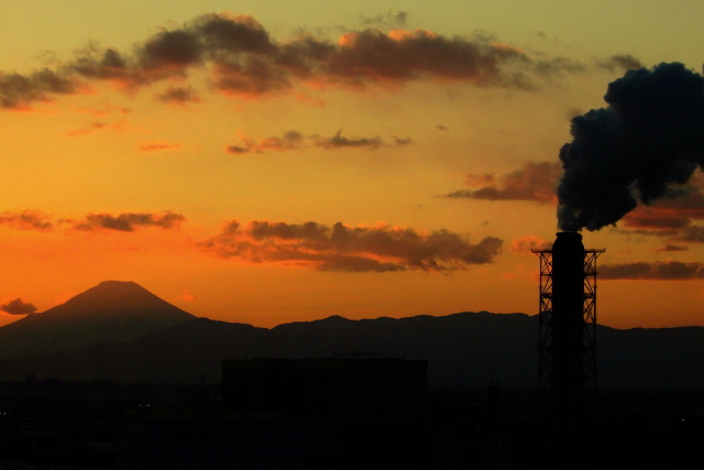 富士山と煙突の煙