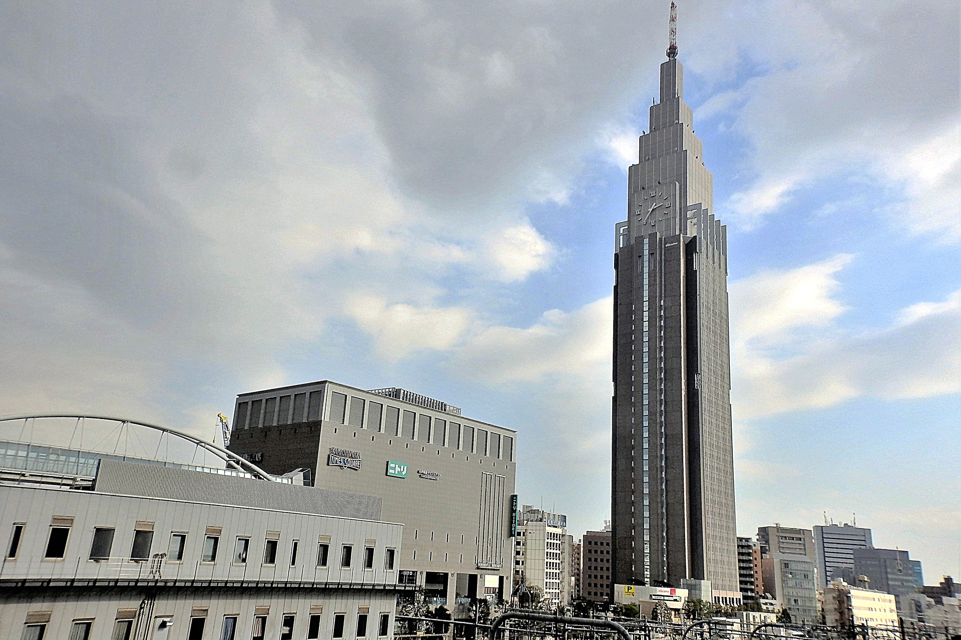 都市 街 室内 新宿駅からドコモタワーを望む 壁紙19x1280 壁紙館