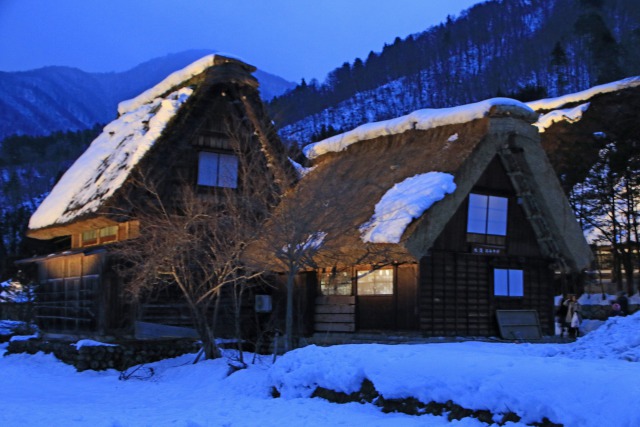 夕闇の白川郷