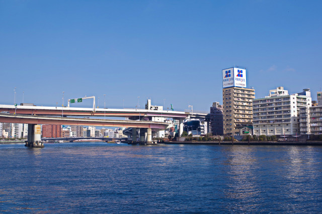 隅田川沿いの首都高速
