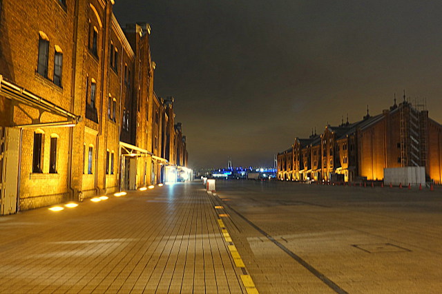 赤レンガ倉庫とベイブリッジ