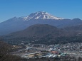 軽井沢の街と浅間山