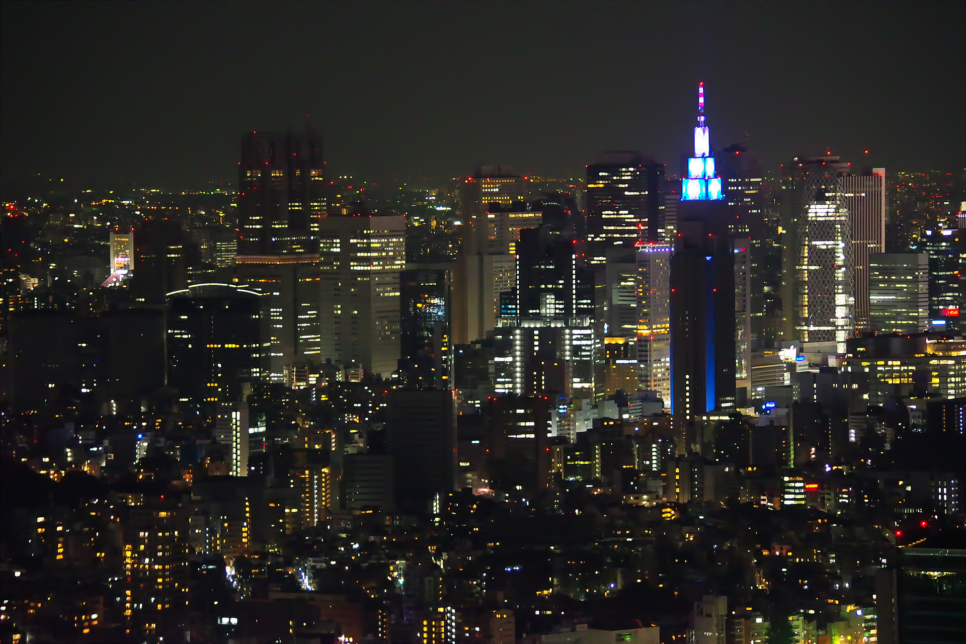 夜景 花火 イルミ ドコモタワーと新宿副都心の夜景 壁紙19x1280 壁紙館