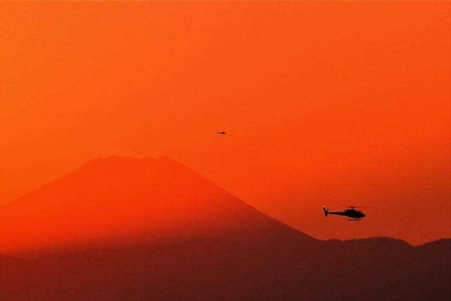 富士山とヘリコプター