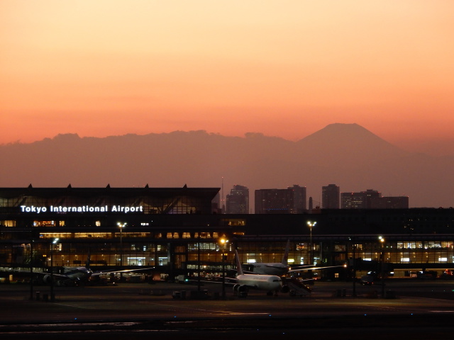 羽田空港の夕景